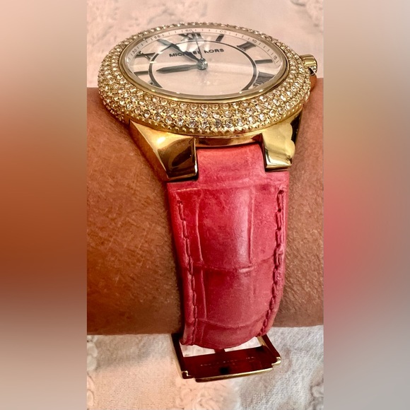 Michael Kors Camille
Women's Watch, Pink Leather Strap Gold & Crystal Bezel EUC - Picture 12 of 16